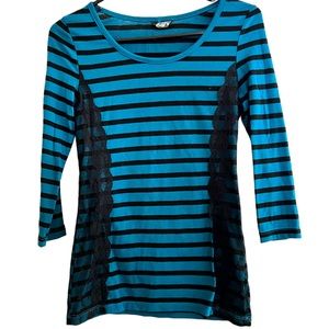 🪩4/$20!! Wallflower Lacy Striped 3/4 Length Sleeved Top M 🪩4/$20!!